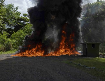 La quema de drogas en el pa&iacute;s pone en peligro a vecinos y militares