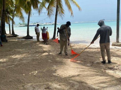 El hurac&aacute;n Beryl causa destrozos a negocios en Boca Chica