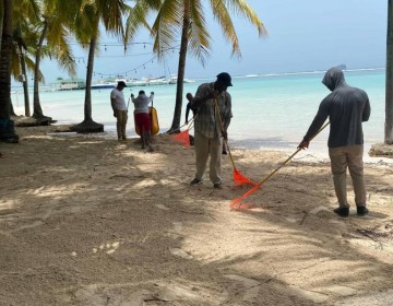 El hurac&aacute;n Beryl causa destrozos a negocios en Boca Chica