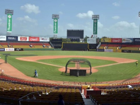 Los estadios Cibao y Juli&aacute;n Javier tendr&aacute;n luces LED; reparar&aacute;n el Tetelo Vargas