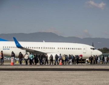 EE.UU. acusa a algunos migrantes de ponerse violentos en los vuelos de deportaci&oacute;n