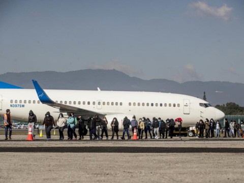 EE.UU. acusa a algunos migrantes de ponerse violentos en los vuelos de deportaci&oacute;n