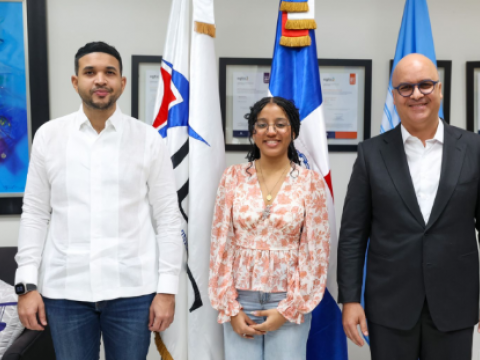 Estudiante Aeroespacial recibe apoyo del IDAC y el Ministerio de la Juventud