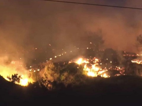 Evacuan m&aacute;s zonas costeras en Creta debido al gran incendio, que sigue fuera de control