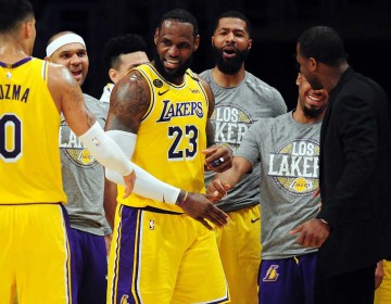 Los Lakers ganan el duelo angelino y ampl&iacute;an su racha ganadora de cara a los playoffs de la NBA