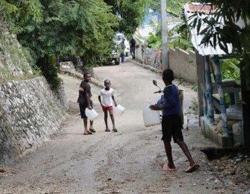 La Ci&eacute;naga en Barahona: "en duelo" y sin agua, mientras vacunan contra el c&oacute;lera