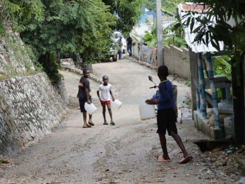 La Ci&eacute;naga en Barahona: "en duelo" y sin agua, mientras vacunan contra el c&oacute;lera