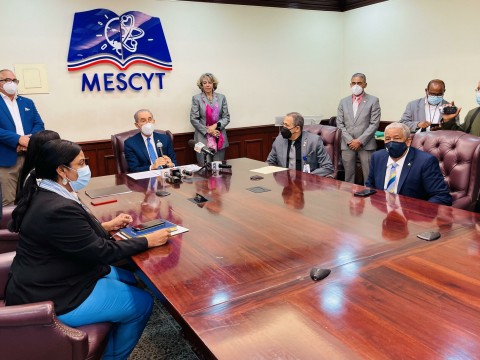 MESCYT abre convocatoria a m&aacute;s de 6,000 becas nacionales en 40 universidades del pa&iacute;s