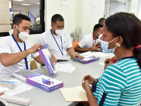 Entregan 55 mil equipos tecnol&oacute;gicos a estudiantes de San Pedro