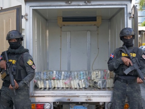 Incautan en aeropuerto 114 paquetes de presumible coca&iacute;na en contenedor