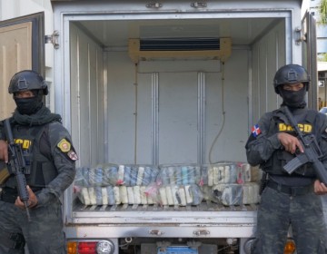 Incautan en aeropuerto 114 paquetes de presumible coca&iacute;na en contenedor