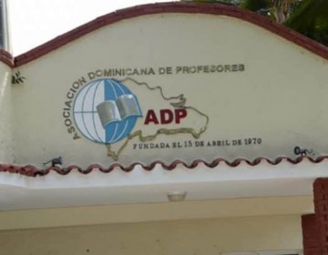 La ADP paraliza docencia en Santo Domingo Oeste afectando a m&aacute;s 60 mil estudiantes