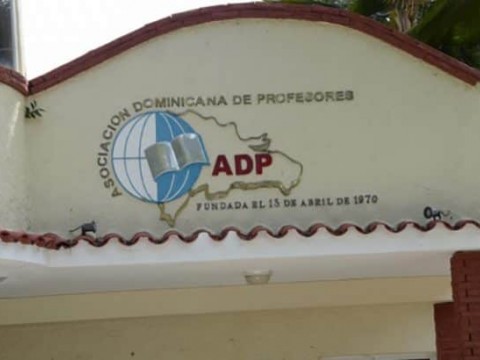 La ADP paraliza docencia en Santo Domingo Oeste afectando a m&aacute;s 60 mil estudiantes