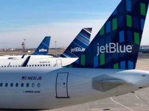 Falla en el compartimiento de carga provoc&oacute; aterrizaje de emergencia en el avi&oacute;n donde viajaba la actriz Cheddy Garc&iacute;a