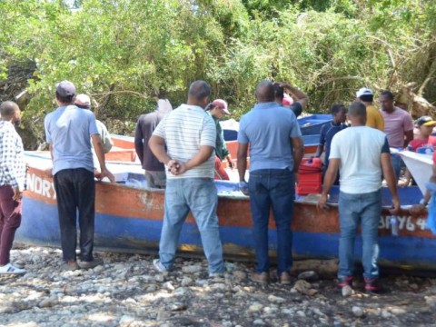Marina, Defensa Civil y pescadores trabajan en la b&uacute;squeda de n&aacute;ufragos de Cabrera