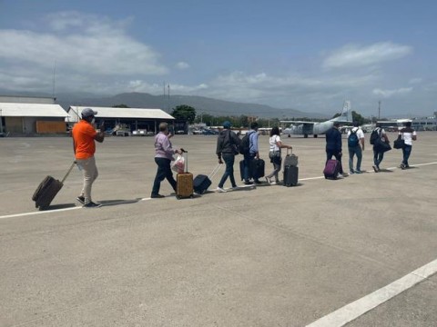 Fuerza Aerea trae al pa&iacute;s al personal de la embajada dominicana en Hait&iacute;