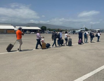 Fuerza Aerea trae al pa&iacute;s al personal de la embajada dominicana en Hait&iacute;
