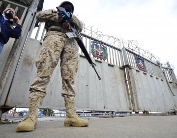 Detenidos cinco militares y nueve civiles por tr&aacute;fico de inmigrantes