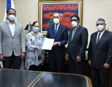  Embajada de Cuba y MESCYT abordan proyectos educativos bilaterales
