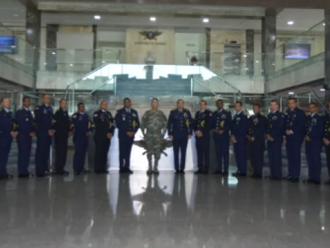 Ministro de Defensa recibe promoci&oacute;n de oficiales con 25 a&ntilde;os de ingreso a FFAA y PN