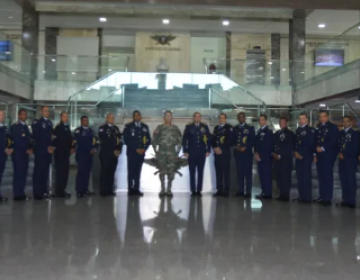 Ministro de Defensa recibe promoci&oacute;n de oficiales con 25 a&ntilde;os de ingreso a FFAA y PN