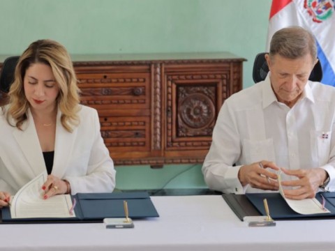 Mirex y Sup&eacute;rate firman convenio para asistir a dominicanos v&iacute;ctimas de trata en el exterior