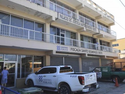Mujer le quema las manos a su hijastra de 10 a&ntilde;os en Los Alcarrizos, seg&uacute;n la fiscal&iacute;a
