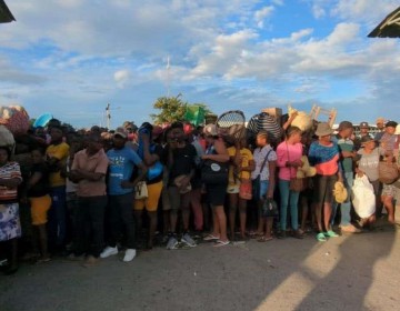 Tranquilidad y flujo masivo de veh&iacute;culos en la frontera de Dajab&oacute;n