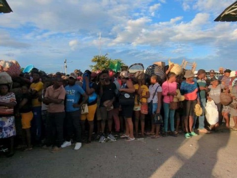 Tranquilidad y flujo masivo de veh&iacute;culos en la frontera de Dajab&oacute;n