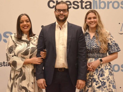 Ericarol Carlo pone en circulaci&oacute;n su libro "M&aacute;s presente en 66 d&iacute;as"