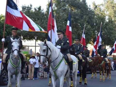 Cientos disfrutan de exhibici&oacute;n y cabalgata duartiana en Ciudad Colonial