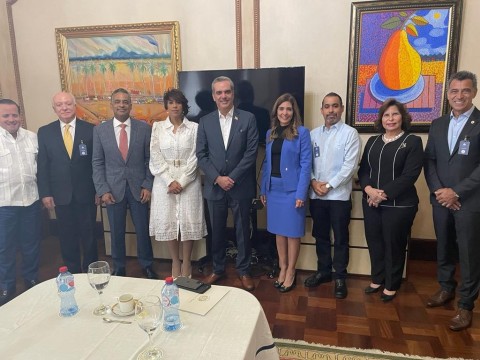 Abinader recibe en Palacio a los directivos de la C&aacute;mara Minera
