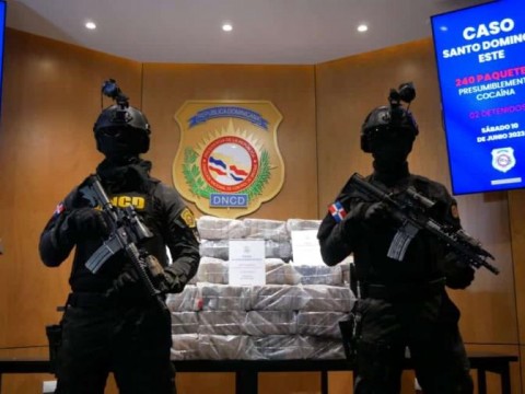 Ocupan 240 paquetes de coca&iacute;na y apresan dos hombres en costas de Santo Domingo Este