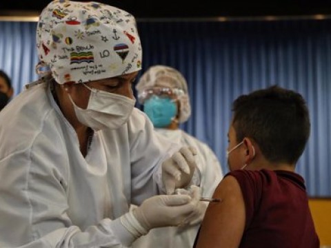 Dosis de vacuna anticovid en ni&ntilde;os ser&aacute; igual a la de adultos, aclara Salud P&uacute;blica 