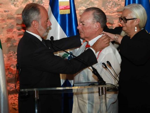 Frank Rainieri Marranzini recibe la condecoraci&oacute;n honor&iacute;fica de "Comendador"