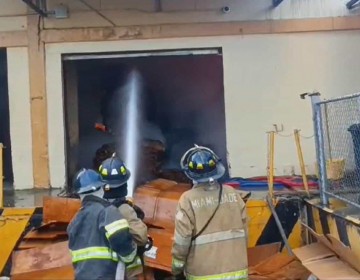 Fuego afecta nave de zona franca en Moca desde tempranas horas de la ma&ntilde;ana