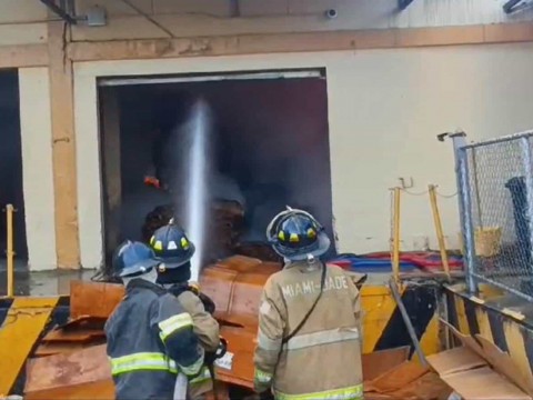 Fuego afecta nave de zona franca en Moca desde tempranas horas de la ma&ntilde;ana