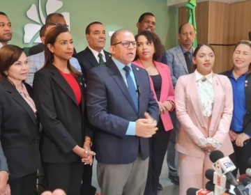 Diputados de la Fuerza del Pueblo piden que Abinader destituya equipo econ&oacute;mico por reforma fiscal