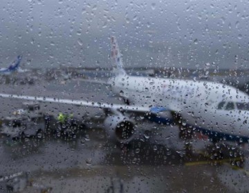 Tormentas paralizan operaciones en aeropuertos de Nueva York con cientos de vuelos cancelados