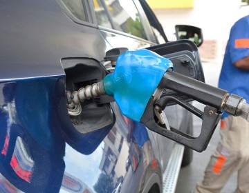 Combustibles contin&uacute;an bajando tras desplone de precios del petr&oacute;leo 