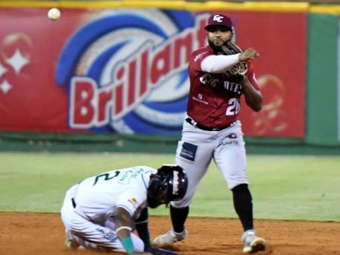 Los Gigantes apalean a las Estrellas y se acercan al tercero