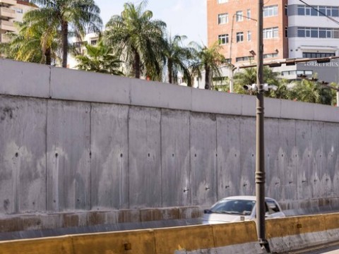 Obras P&uacute;blicas refuerza muros en pasos a desnivel de la 27 de Febrero