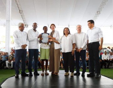 Gobierno entrega m&aacute;s de 2,700 t&iacute;tulos de propiedad a familias de SDE