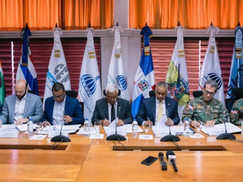 Gobierno entrega terrenos para construcci&oacute;n de parque de acopio estatal y viviendas para militares