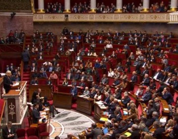 Los diputados franceses tumban al gobierno entre llamados a la dimisi&oacute;n de Macron