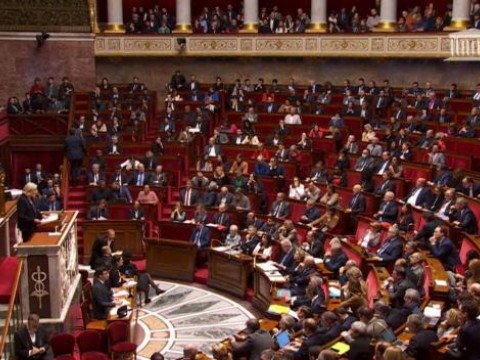 Los diputados franceses tumban al gobierno entre llamados a la dimisi&oacute;n de Macron