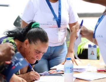 Gobierno informa entrega de 1,500 tarjetas de Bono Luz en Saman&aacute;
