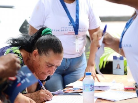 Gobierno informa entrega de 1,500 tarjetas de Bono Luz en Saman&aacute;