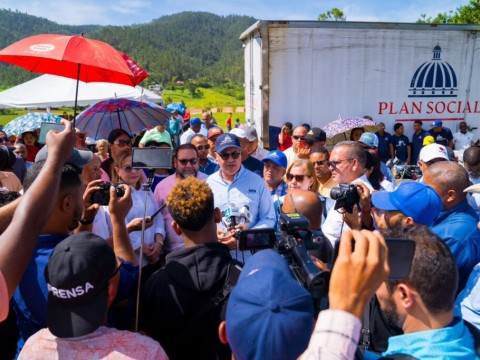 Gobierno vuelve con m&aacute;s ayudas para afectados por lluvias en Constanza