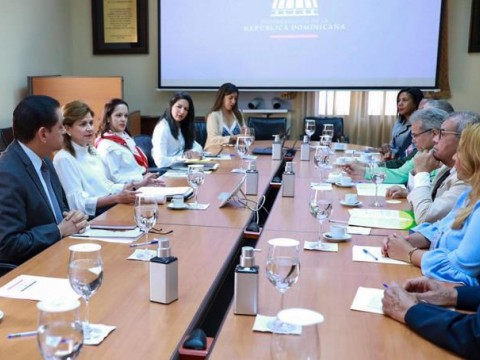 Gobierno y Colegio M&eacute;dico extienden tregua y continuar&aacute;n di&aacute;logo